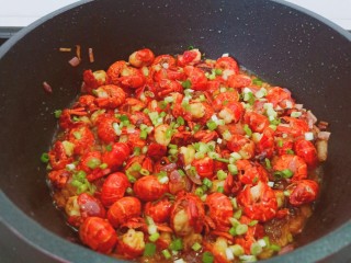 麻辣虾尾,起锅前撒点葱花即可出锅。