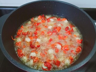 麻辣虾尾,龙虾炸成红色捞出控油。