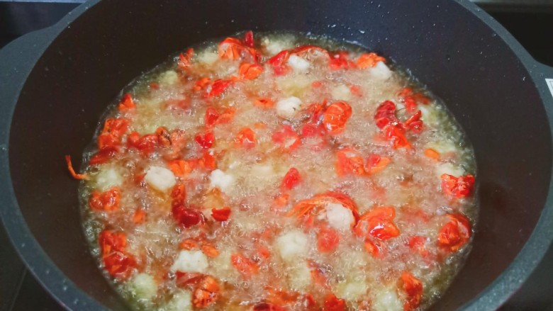 麻辣虾尾,龙虾炸成红色捞出控油。