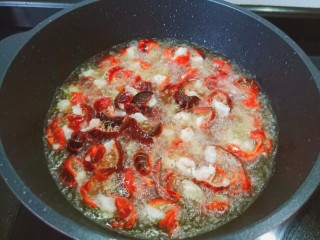 麻辣虾尾,锅里多放一点油，油温五成热放入龙虾。