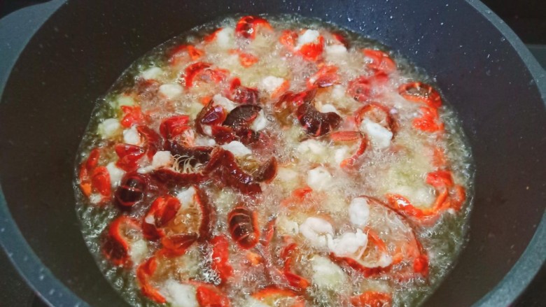 麻辣虾尾,锅里多放一点油，油温五成热放入龙虾。