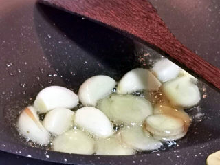 干锅西兰花,锅中下油炸香蒜子与姜