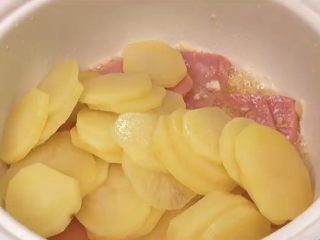 青椒土豆片,这时候加入土豆片，土豆片前面煮过，就不用太早下，不然很容易煮成土豆泥