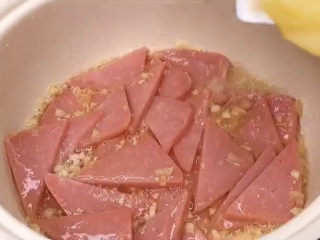 青椒土豆片,先把火腿肠翻炒一会，微微变色，出香味了就可以了