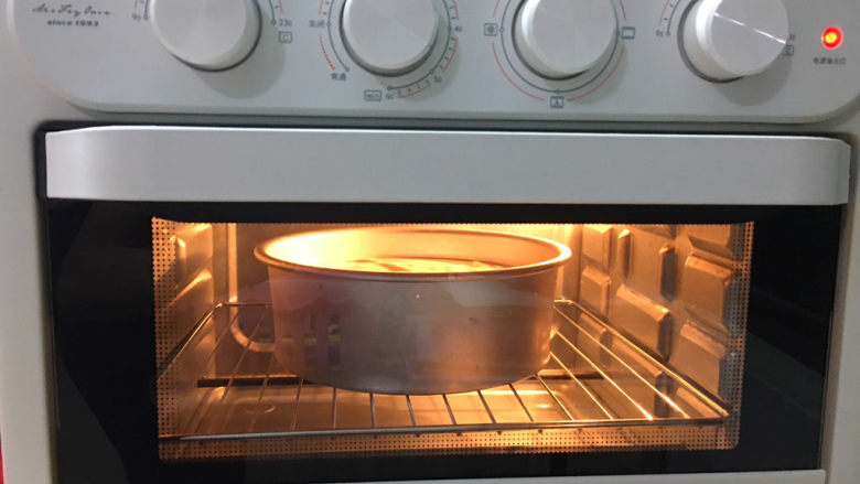酸奶戚风蛋糕,放入提前预热好的烤箱，140度50分钟左右（根据自家烤箱的温度脾气来调整。）