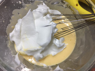 酸奶戚风蛋糕,取三分一到面糊里搅拌均匀。