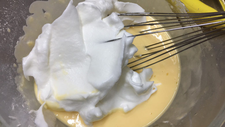 酸奶戚风蛋糕,取三分一到面糊里搅拌均匀。