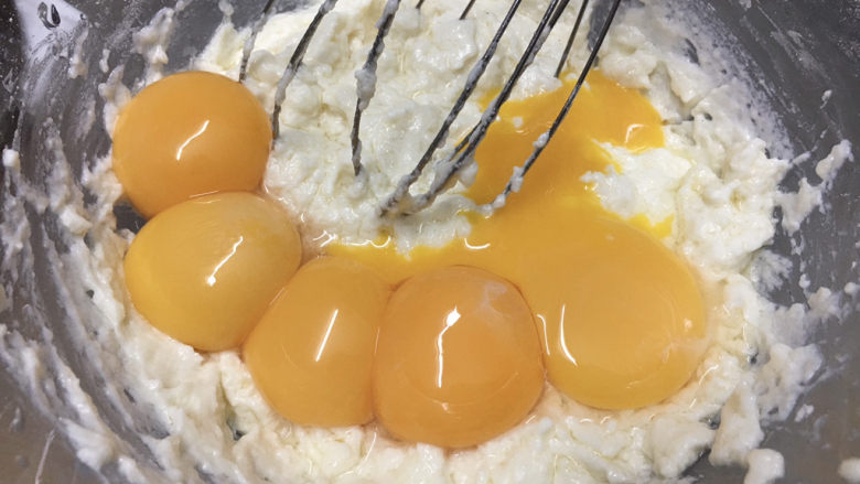 酸奶戚风蛋糕,加入蛋黄。