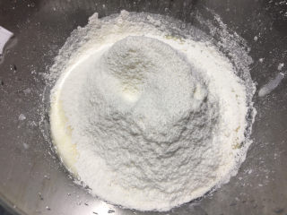 酸奶戚风蛋糕,过筛低粉搅拌均匀。