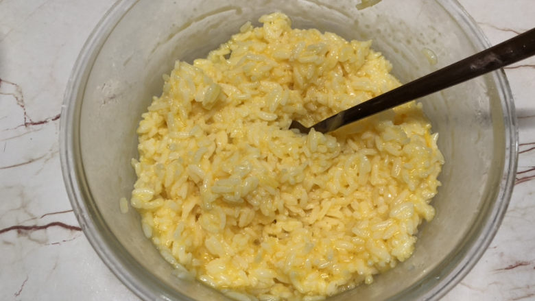 耳光炒饭,搅拌均匀，让每一米饭都裹上蛋液