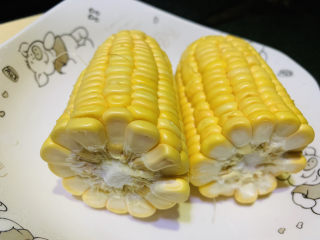 玉米南瓜粥,有一个剥玉米的好方法，将玉米掰两段