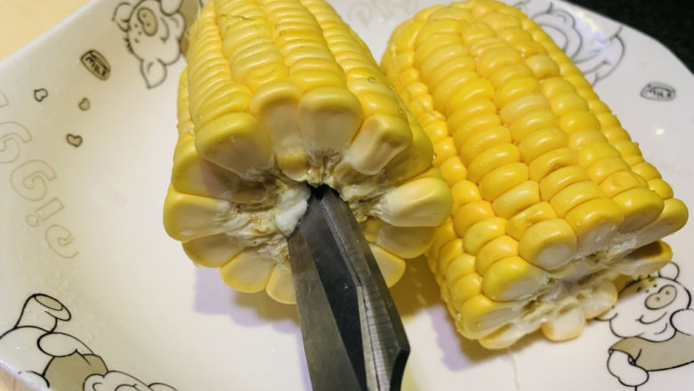 玉米南瓜粥,用剪刀插入玉米芯