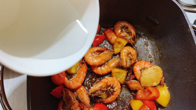 红烧虾,同时加入适量水稀释调味料，大火焖煮至收汁。