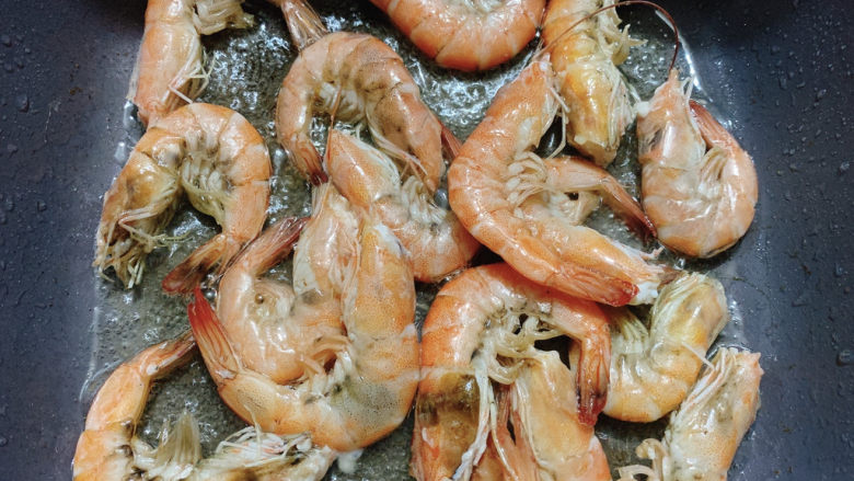 红烧虾,煎炸至外壳酥脆，取出备用。