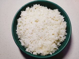 耳光炒饭,准备一碗隔夜米饭