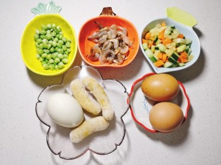 耳光炒饭,准备河虾，豌豆，胡萝卜黄瓜土豆丁，鸡肉肠，咸鸭蛋，鸡蛋