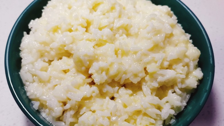 耳光炒饭,米饭里打入鸡蛋搅拌均匀，让每一粒米饭都均匀的裹上蛋液