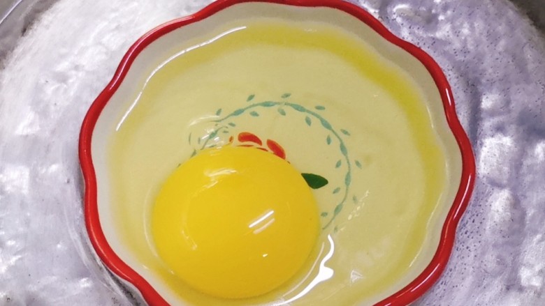 耳光炒饭,小食碟中刷一层油，打入一个鸡蛋，锅中加水煮至微微开时把小食碟放入锅中，煮至温泉蛋