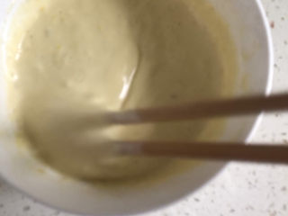 糖醋茄子,加入适量清水搅拌均匀成酸奶状浓稠的面糊