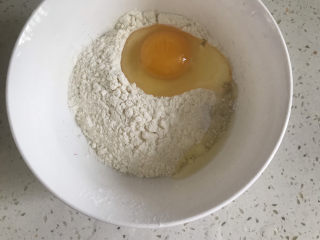 糖醋茄子,找个小碗，加入一勺面粉，一勺淀粉，一个鸡蛋