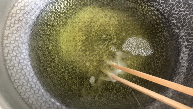 糖醋茄子,热锅倒入适量油，油温烧至六成热筷子放进去有小泡泡