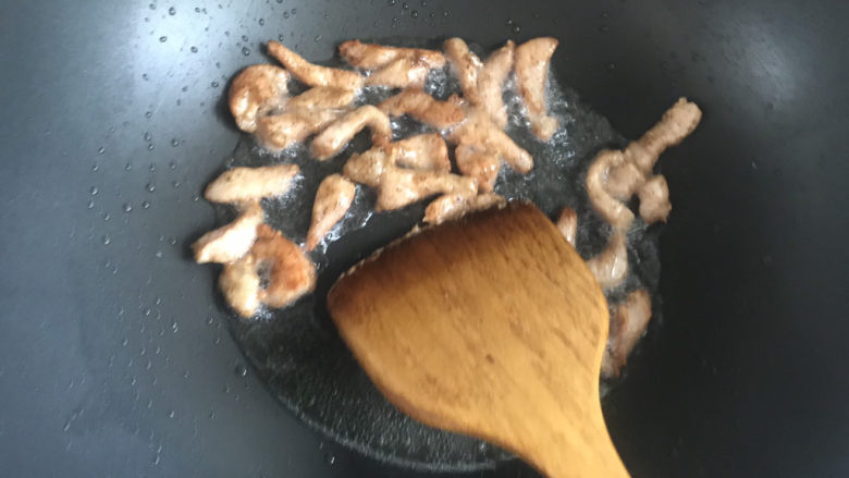 干锅西兰花,另起锅倒油，油热下肉丝翻炒至变色