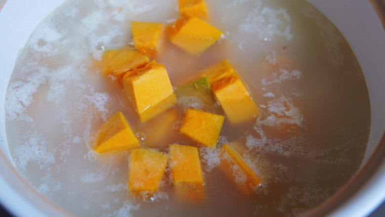 红薯南瓜粥,放入南瓜块，继续煮十分钟，南瓜比红薯容易成熟，所以后加。