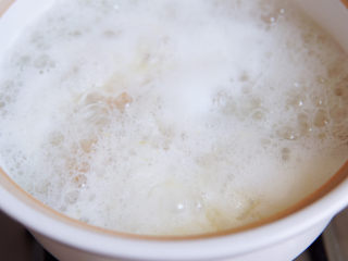 红薯南瓜粥,煮至粥变得浓稠粘糯，关火，盖盖继续焖十分钟。