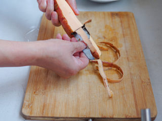 红薯南瓜粥,小烟薯用削皮刀，去掉红薯外皮。