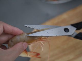红烧虾,将虾剪掉虾枪和虾须