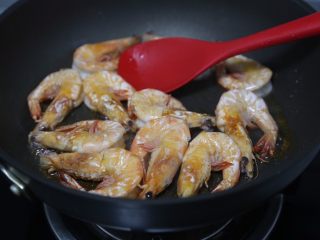 红烧虾,煎至一面金黄翻转煎另外一面