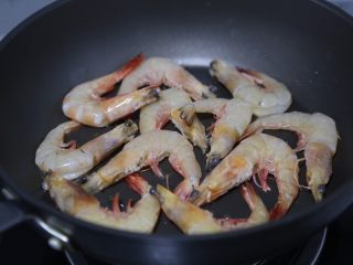 红烧虾,锅里烧热油，放入虾煎制