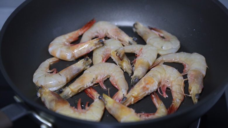 红烧虾,锅里烧热油，放入虾煎制