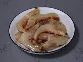 红烧虾,处理好的虾放入碗中