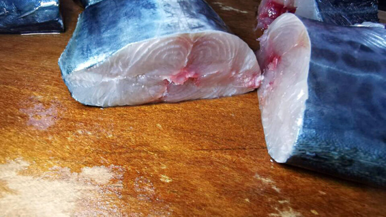 红烧鱼块,马鲛鱼切段，大约5公分长