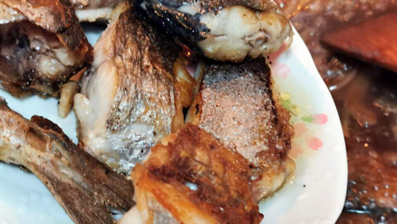 红烧鱼块,煮开酱汁后，放进煎好的马鲛鱼块