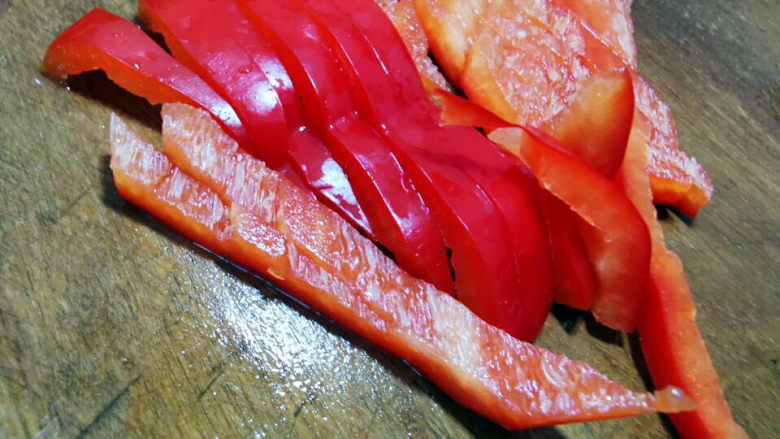 红烧鱼块,红椒切丝
