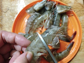麻辣虾尾,错过了小龙虾的季节，只能用鲜虾去头，留下虾身来代替虾尾了~