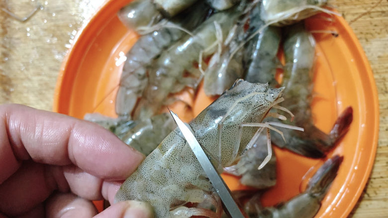 麻辣虾尾,错过了小龙虾的季节，只能用鲜虾去头，留下虾身来代替虾尾了~