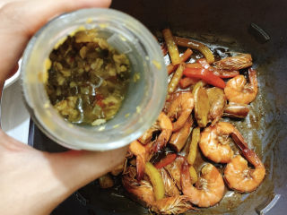 麻辣虾尾,收汁过程在加入一勺青剁椒酱翻炒出香味，这一步，会让虾尾吮起来，香辣无比。