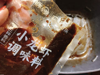 麻辣虾尾,锅中底油，加入姜片和小龙虾调味料。