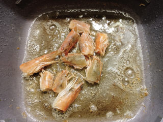 麻辣虾尾,热油锅，小火煸香虾头。虾头变出红油之后。