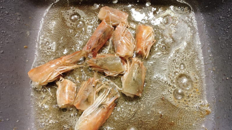 麻辣虾尾,热油锅，小火煸香虾头。虾头变出红油之后。