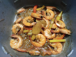 麻辣虾尾,沸腾后加入虾尾，大火收汁。