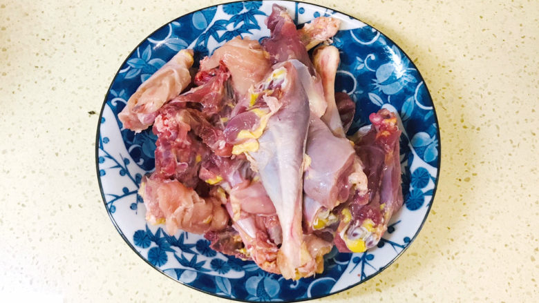 新疆大盘鸡,鸡洗净，切成小块