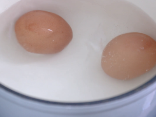 耳光炒饭,把鸡蛋放入开水中浸泡15分钟