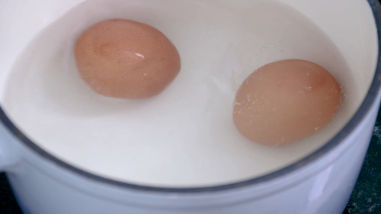 耳光炒饭,把鸡蛋放入开水中浸泡15分钟