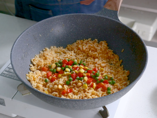 耳光炒饭,米饭粒粒分明后放入蔬菜丁翻炒，可以根据自己的喜好进行增减