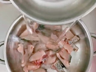 红烧鱼块,将砍好的鱼块倒入清水，清洗干净，主要是洗掉血水，然后控干水分！