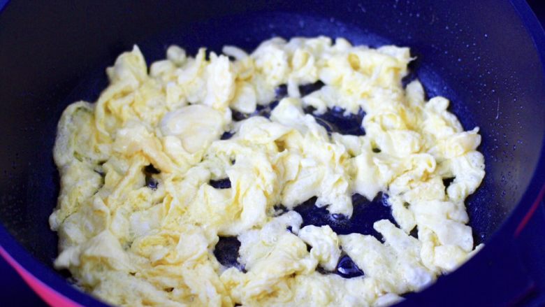 百吃不厌的蛋炒饭,油锅烧热后，放入鸡蛋液炒熟盛出。